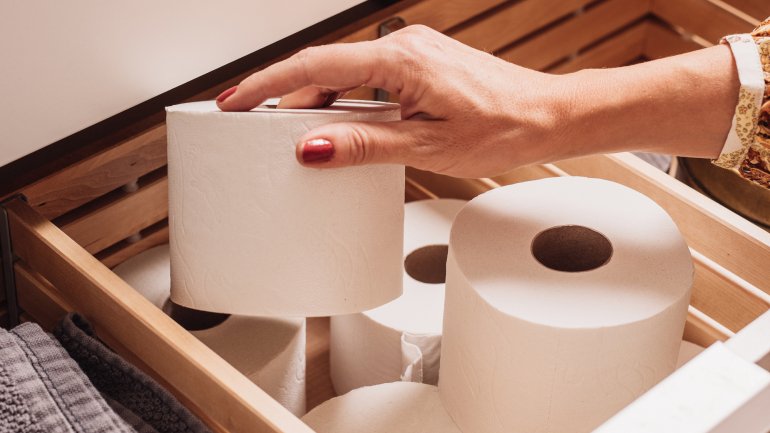 Frau mit Toilettenpapier